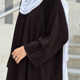 abaya marron, abaya Dubai, nidha, abaya uae, abaya simple, abaya coupe droite, hijab blanc, modest outfit, femme musulmane, modesty