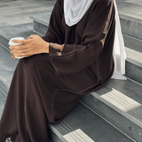 abaya marron, abaya Dubai, nidha, abaya uae, abaya simple, abaya coupe droite, hijab blanc, modest outfit, femme musulmane, modesty