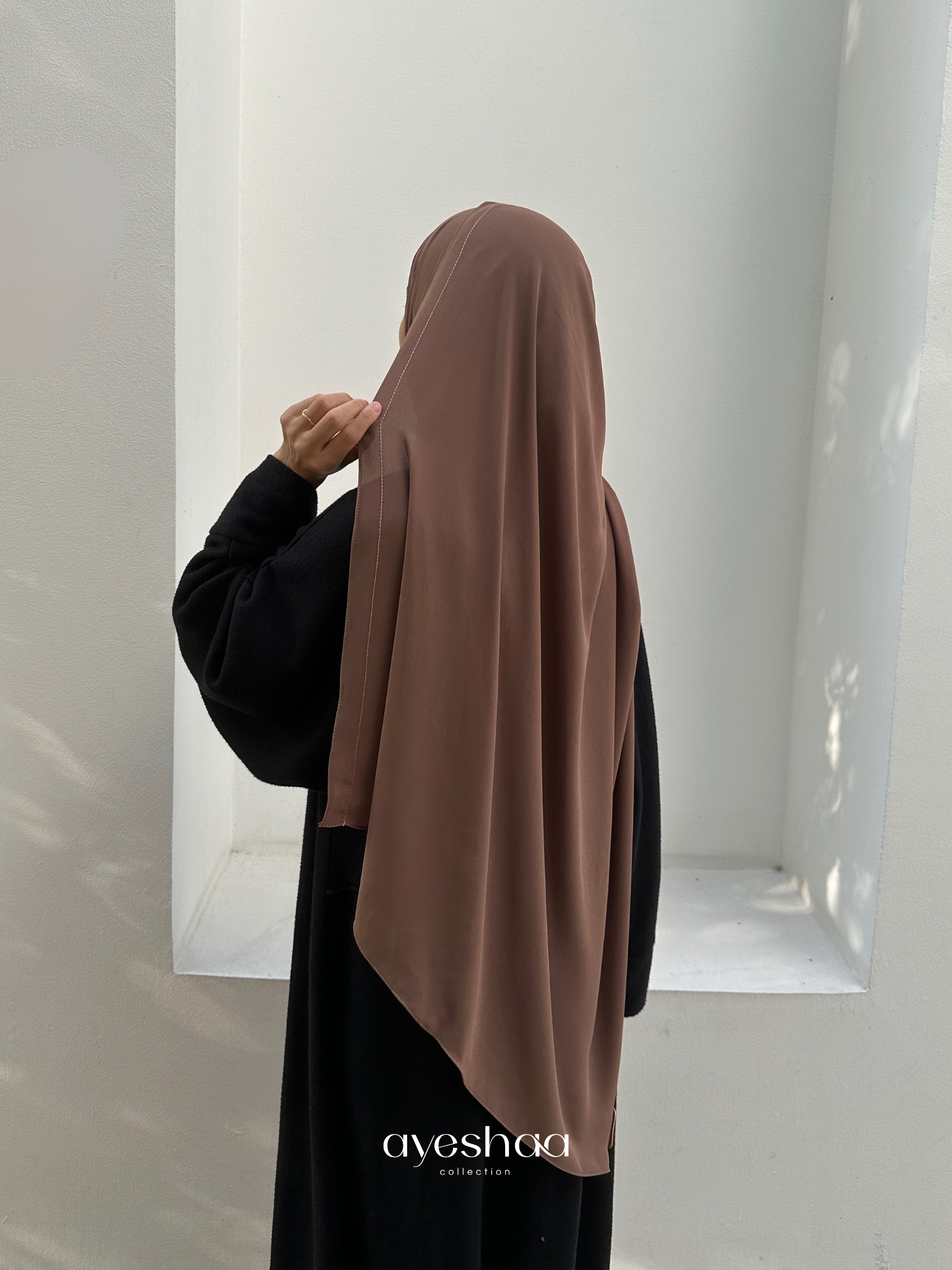 hijab marron, hijab line marron, hijab soie de medine marron, hijab mousseline marron, khimar marron, soie marron, hiajb carré marron, femme musulmane, mastour