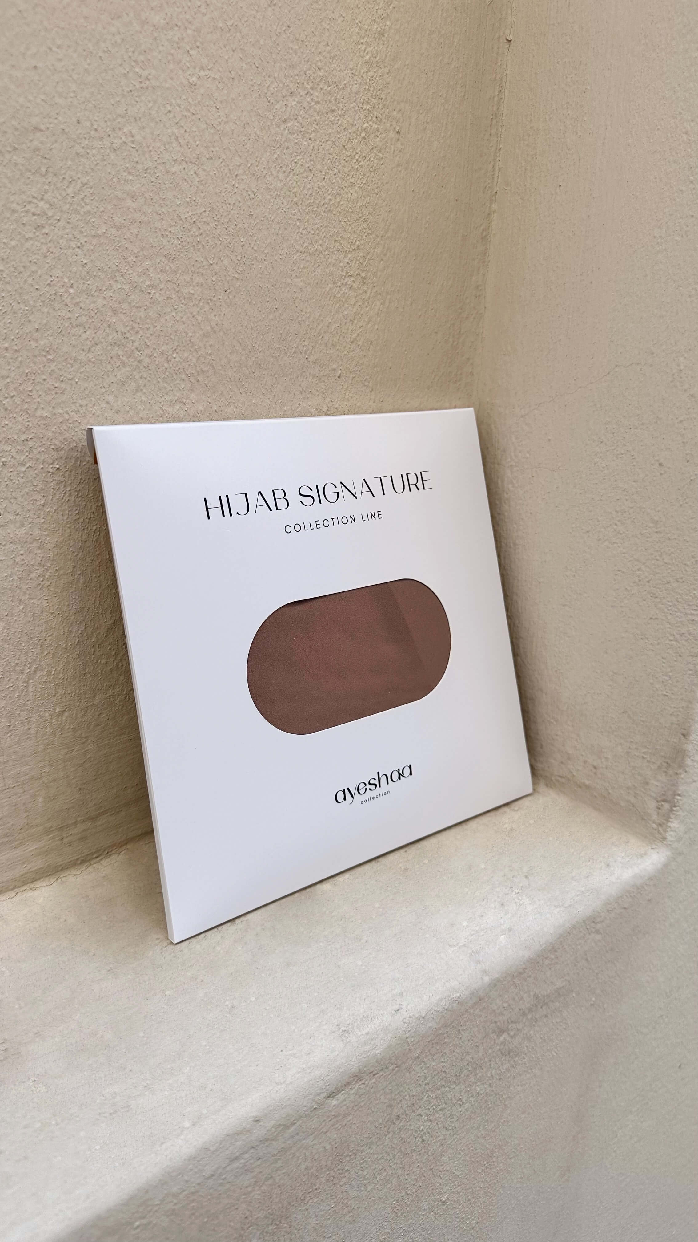 abaya marron outfit hijabi sous abaya blanc