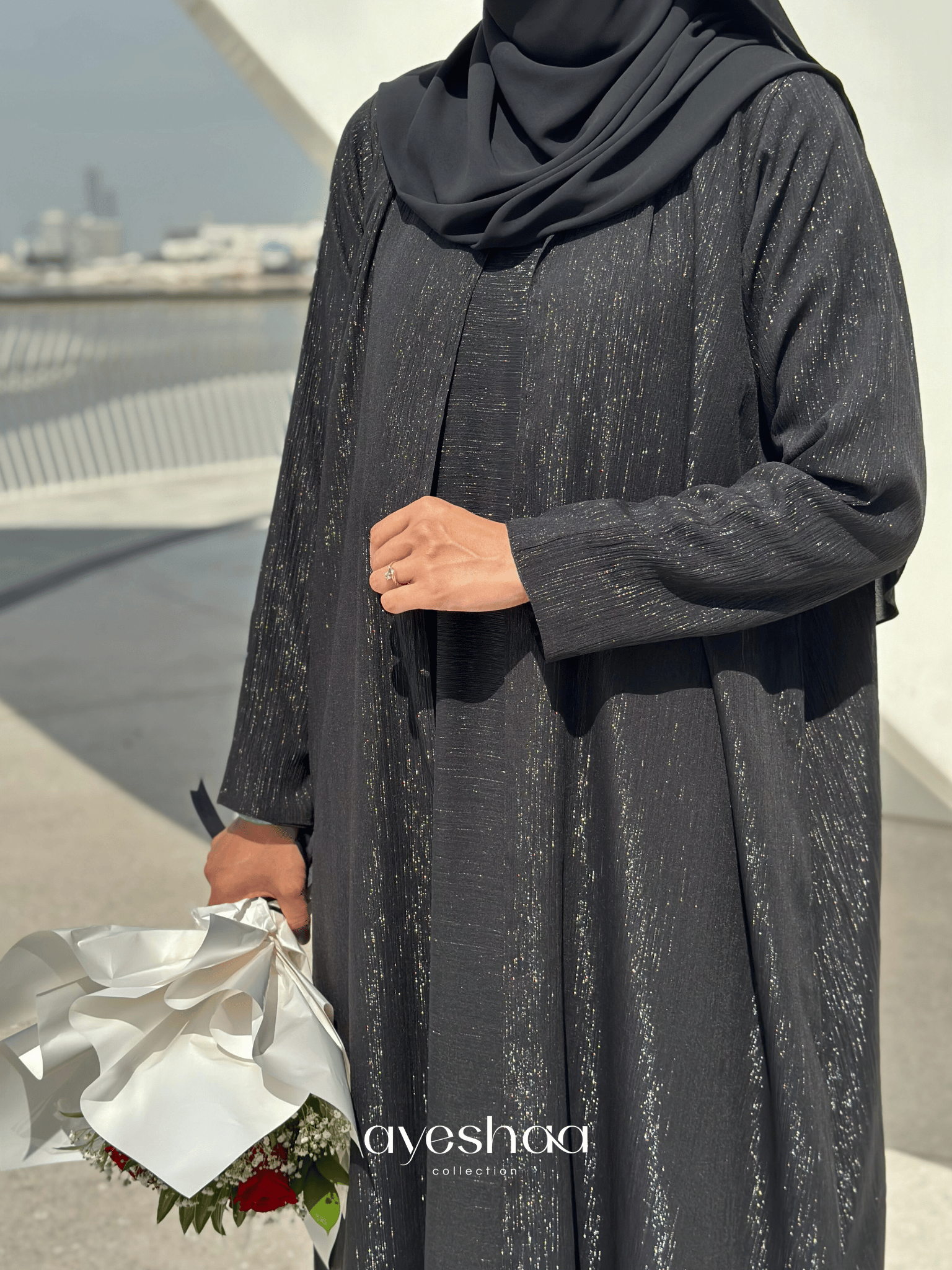 Abaya brillante, abaya eid, abaya mariage, abaya noire brillante, ensemble eid, sous robe noire brillante, femme musulmane, mastour, hijab noir long, hijab moussline 2m