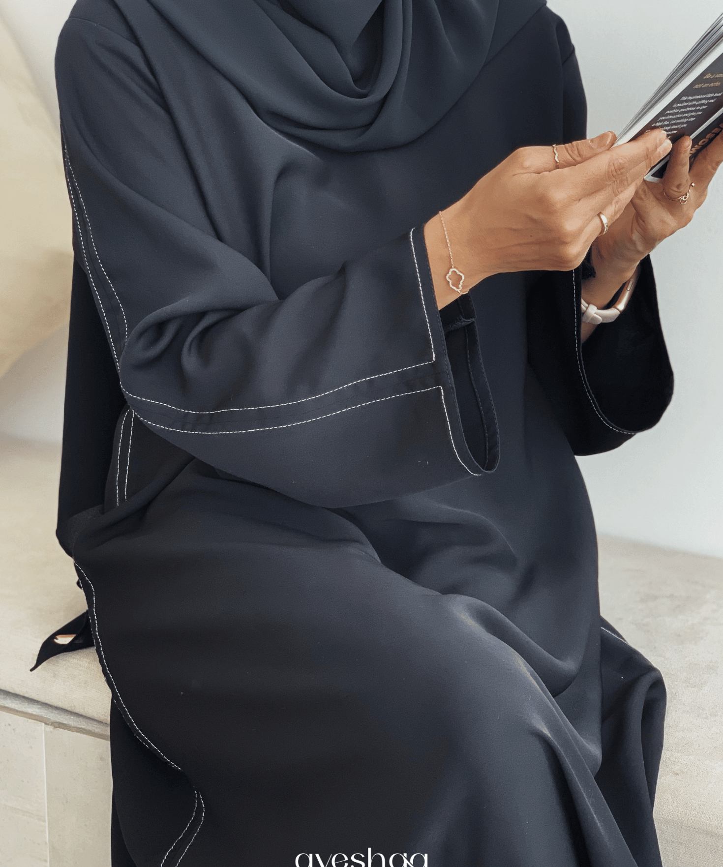 abaya coupe droite noire, simple, mastour élégante, femme musulmane abaya Dubai, abaya uae 