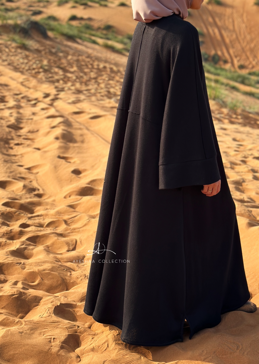 Abaya Laine, Abaya hiver, abaya Dubai, abaya noire, abaya foncée, mode femme musulmane, faraasha, Jennah boutique, cataleya, saraiidi, collection haven, winter collection