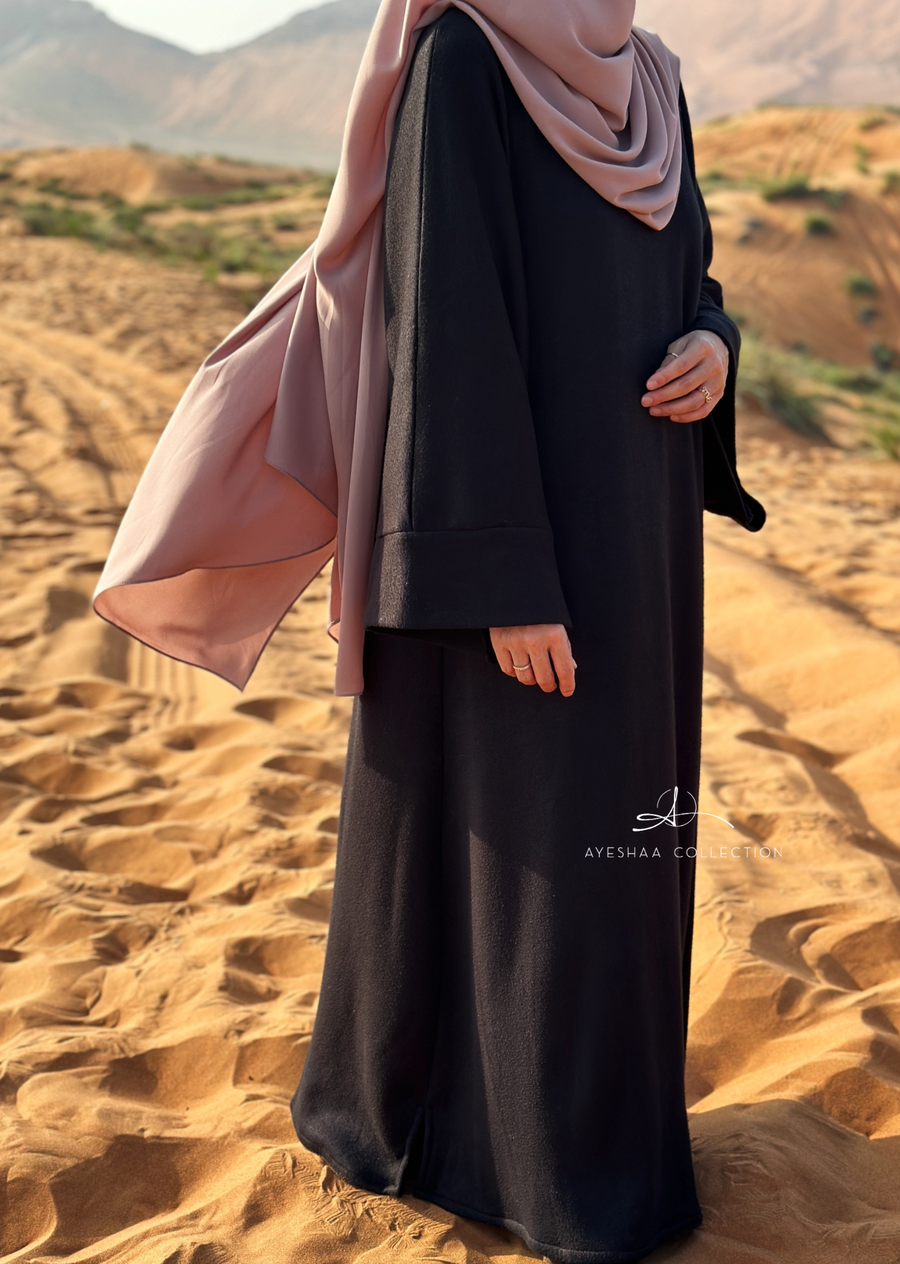 Abaya Laine, Abaya hiver, abaya Dubai, abaya noire, abaya foncée, mode femme musulmane, faraasha, Jennah boutique, cataleya, saraiidi, collection haven, winter collection