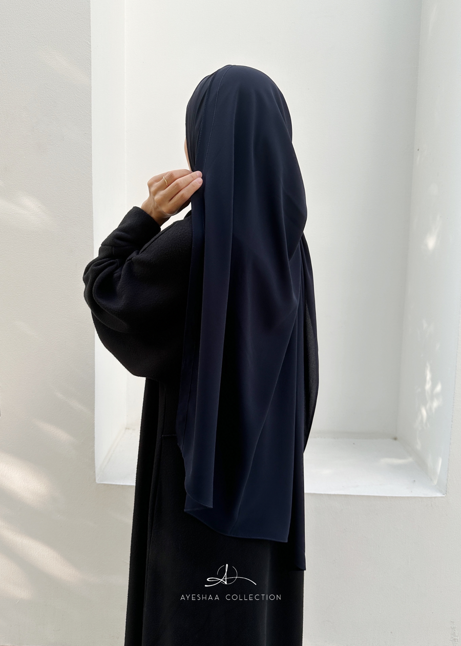 Hijab bleu mariné hijab bleu, hijab soie de medine, hijab premium, ayeshaa collection, abaya noir, abaya simple noire, mastour, femme musulmane, hijab outfit