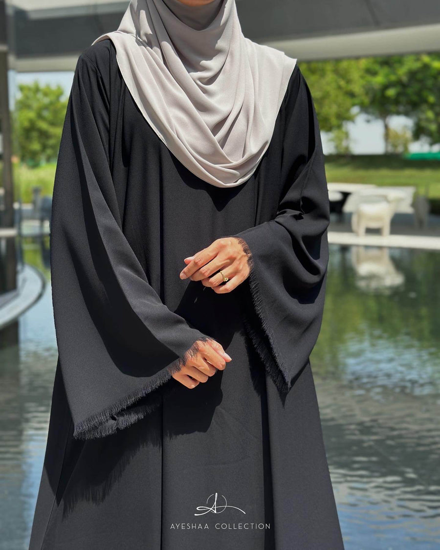 Abaya noire, abaya simple, abaya allaitement, abaya zip, abaya droite, abaya mastour, femme musulmane, abaya dubai, abaya faraasha, abaya jennah boutique