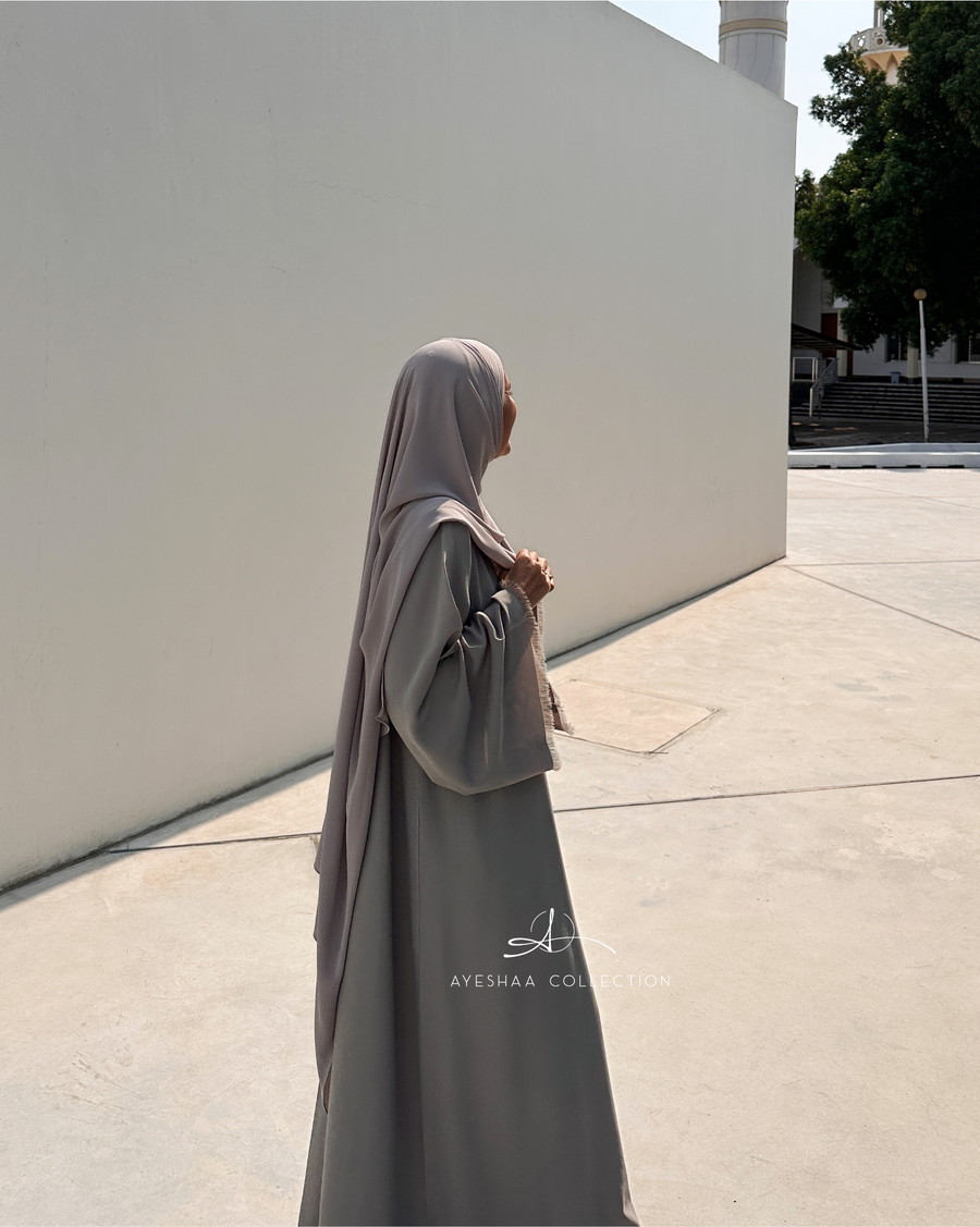abaya grise, abaya verte, abaya simple, abaya design, abaya dubai, abaya allaitement, abaya mastour, hijab pae, hijab nude, hijab maxi, soie de medine, jersey, femme musulmane, tote bag, modesty
