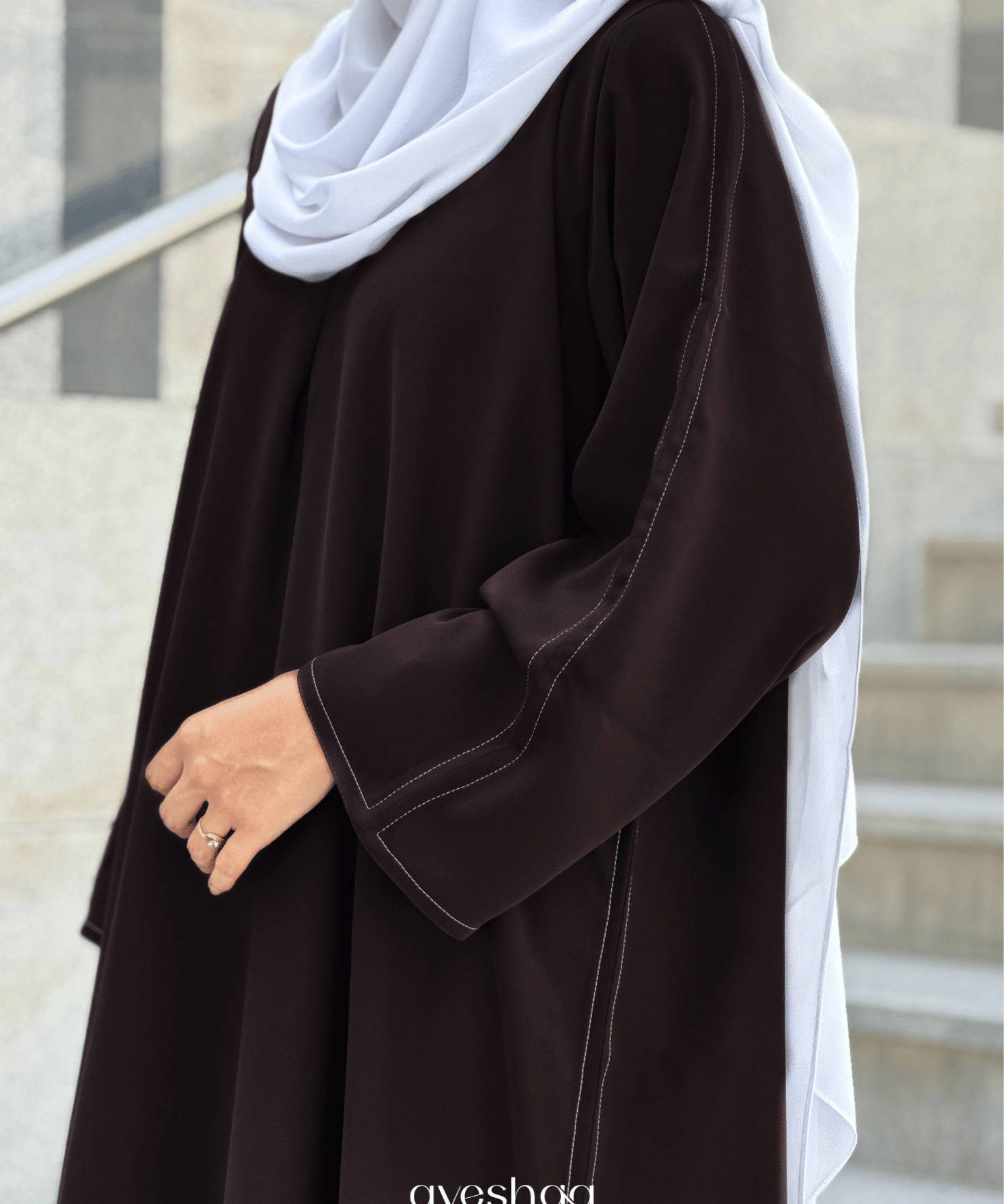 abaya marron, abaya Dubai, nidha, abaya uae, abaya simple, abaya coupe droite, hijab blanc, modest outfit, femme musulmane, modesty