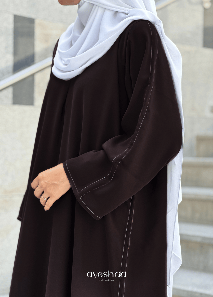 abaya marron, abaya Dubai, nidha, abaya uae, abaya simple, abaya coupe droite, hijab blanc, modest outfit, femme musulmane, modesty