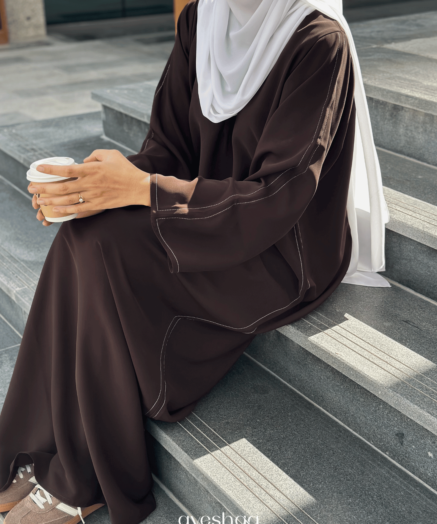 abaya marron, abaya Dubai, nidha, abaya uae, abaya simple, abaya coupe droite, hijab blanc, modest outfit, femme musulmane, modesty