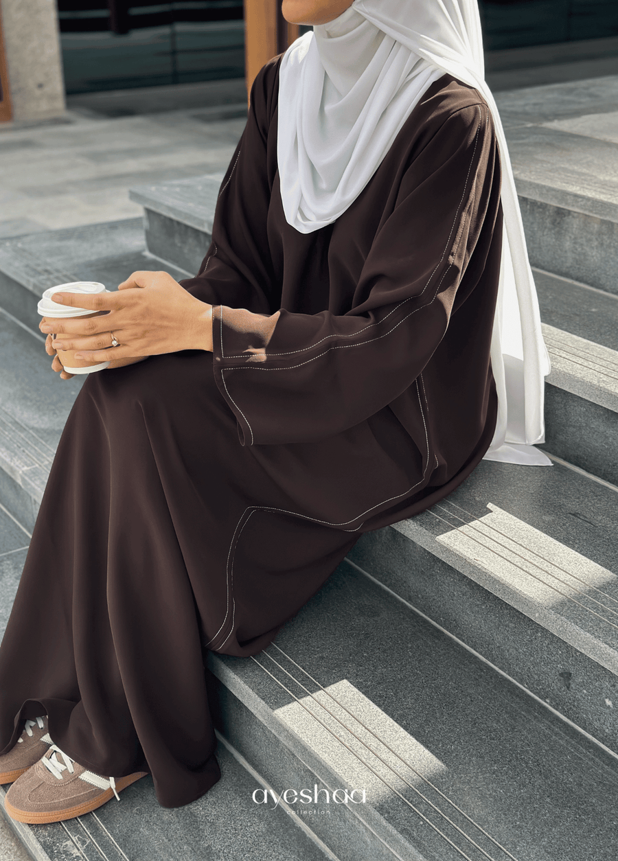 abaya marron, abaya Dubai, nidha, abaya uae, abaya simple, abaya coupe droite, hijab blanc, modest outfit, femme musulmane, modesty