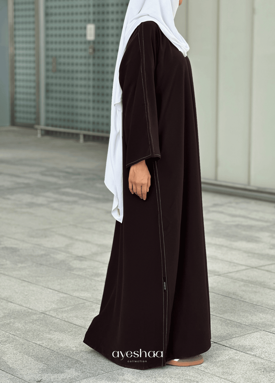 abaya marron, abaya Dubai, nidha, abaya uae, abaya simple, abaya coupe droite, hijab blanc, modest outfit, femme musulmane, modesty