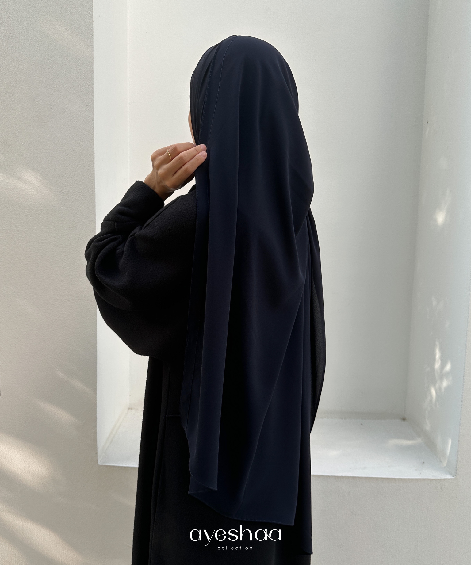 Hijab bleu mariné hijab bleu, hijab soie de medine, hijab premium, ayeshaa collection, abaya noir, abaya simple noire, mastour, femme musulmane, hijab outfit