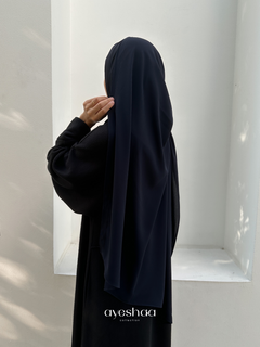 Hijab bleu mariné hijab bleu, hijab soie de medine, hijab premium, ayeshaa collection, abaya noir, abaya simple noire, mastour, femme musulmane, hijab outfit
