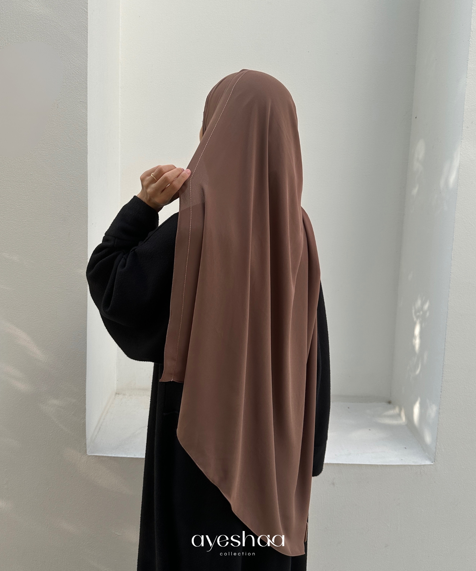 hijab marron, hijab line marron, hijab soie de medine marron, hijab mousseline marron, khimar marron, soie marron, hiajb carré marron, femme musulmane, mastour