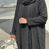 Abaya brillante, abaya eid, abaya mariage, abaya noire brillante, ensemble eid, sous robe noire brillante, femme musulmane, mastour, hijab noir long, hijab moussline 2m