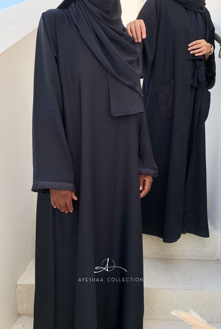 abaya noire simple, nidha, dubai, coupe droite