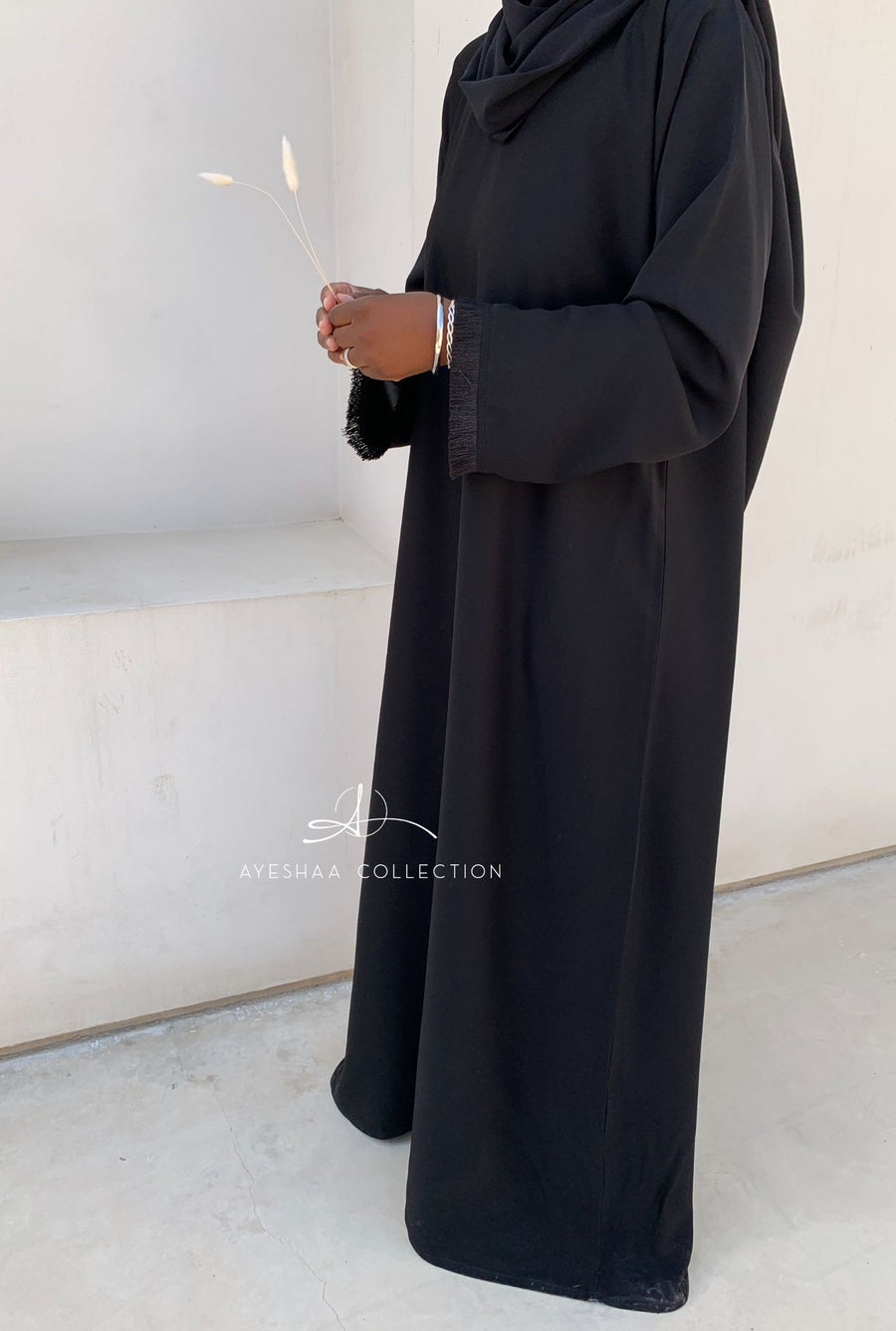 abaya noire simple, nidha, dubai, coupe droite