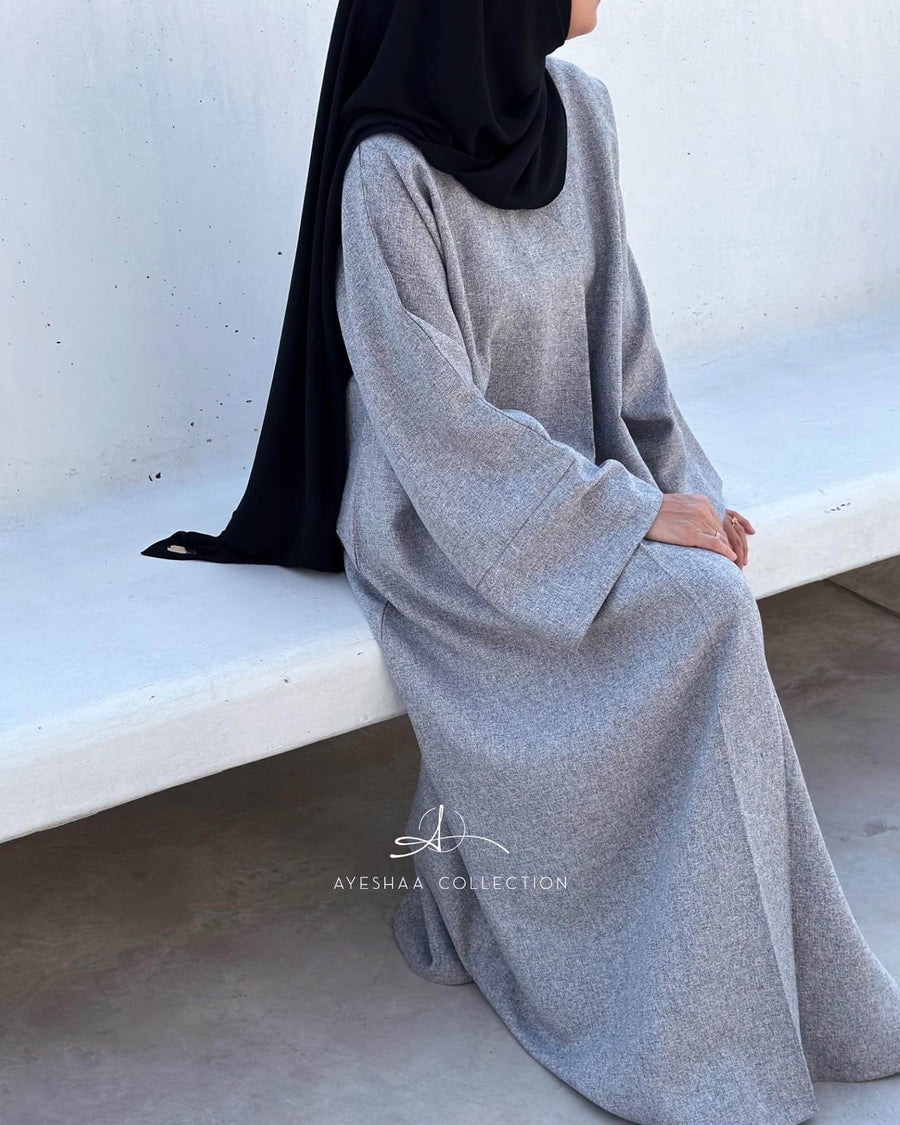 abaya simple, abaya coupe droite, abaya mastour, abaya grise, femme musulmane, hijab noir