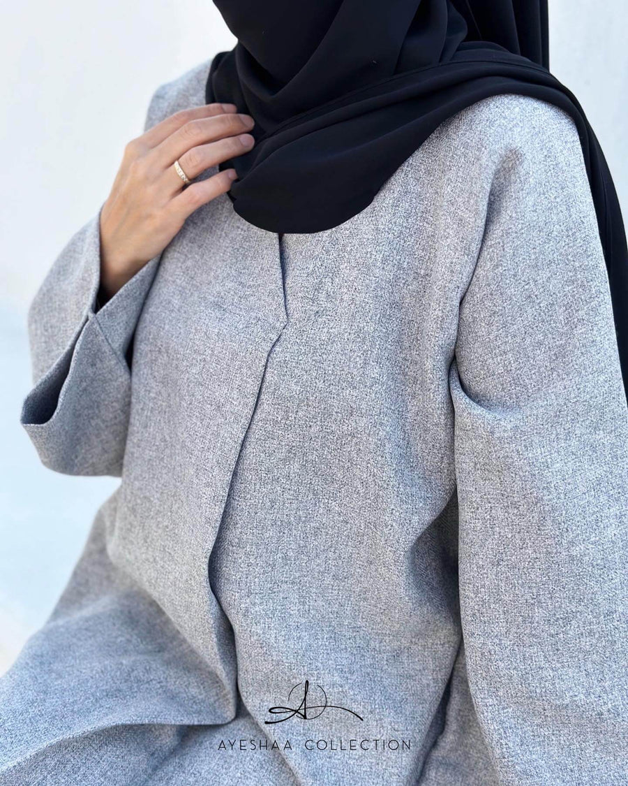 abaya simple, abaya coupe droite, abaya mastour, abaya grise, femme musulmane, hijab noir