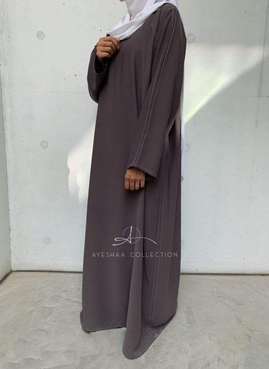 Abaya taupe, coupe droite, simple, mastour et élégante, femme musulmane